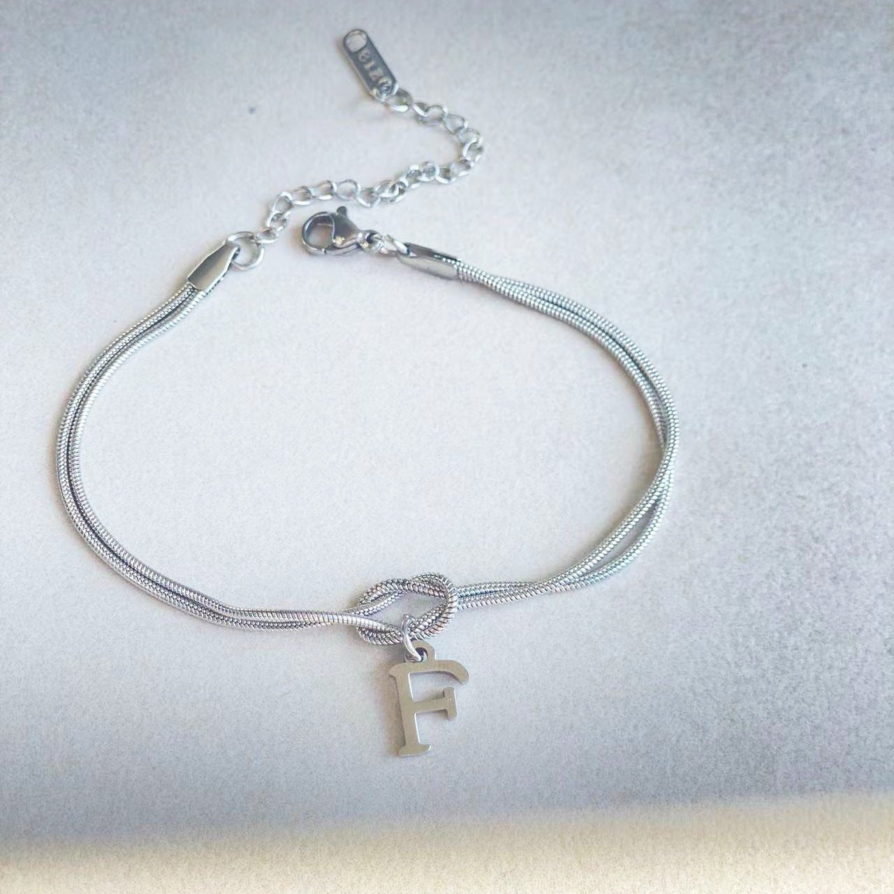 Bracciale con nodo d'amore e lettere - My kingdom